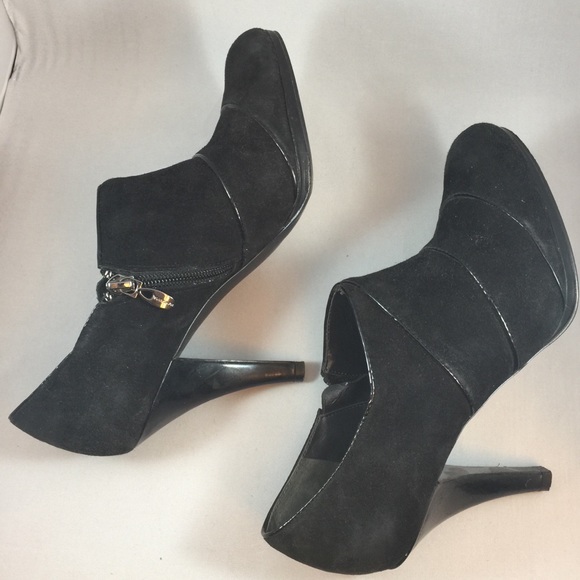 Tahari // Suede Boot, Size 8.5 - Picture 4 of 8